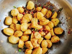 炸好的土豆中放入蒜末，小米辣，葱花，椒盐，辣椒粉，孜然粉，鸡精，熟白芝麻翻拌均匀即可！