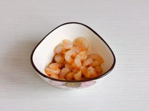 河虾仁加入料酒，生抽抓拌均匀腌制10分钟。