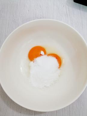 加入白糖用手动搅拌器搅拌白糖融化