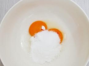 加入白糖用手动搅拌器搅拌白糖融化