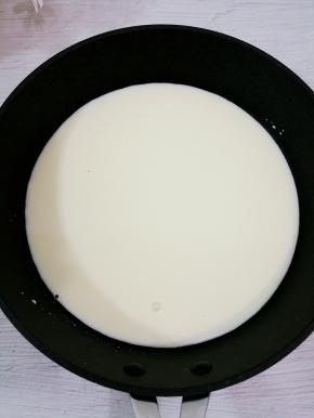 把牛奶倒入锅中，煮到微开端离