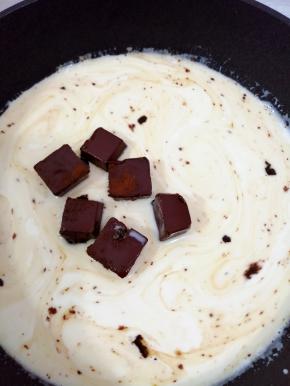 加入巧克力和咖啡，利用余热将巧克力融化