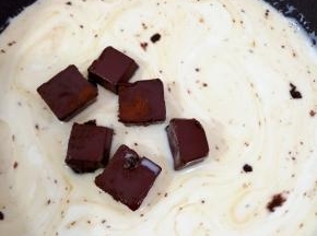 加入巧克力和咖啡，利用余热将巧克力融化