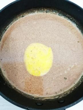 把蛋黄液少量多次的加入牛奶巧克力中搅拌均匀，然后再过筛一遍