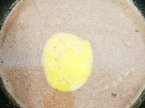 把蛋黄液少量多次的加入牛奶巧克力中搅拌均匀，然后再过筛一遍