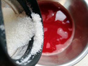 加入白糖，搅拌均匀