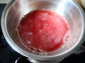 开小火煮沸，关火