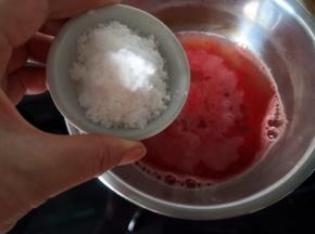 加入凉粉，搅拌均匀