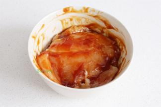 烤肉料加2小勺水，搅拌均匀，放入鸡胸肉，均匀涂抹，盖上保鲜膜，放入冰箱冷藏2小时。烤肉料是粉末状，里面有盐，需要加盐了。调料本身无油，但是也不需要添加花生油。
