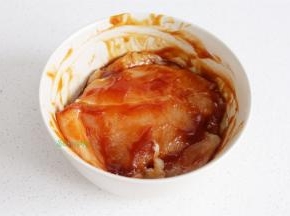 烤肉料加2小勺水，搅拌均匀，放入鸡胸肉，均匀涂抹，盖上保鲜膜，放入冰箱冷藏2小时。烤肉料是粉末状，里面有盐，需要加盐了。调料本身无油，但是也不需要添加花生油。