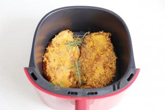 把鸡胸肉放入空气炸锅，剪2支迷迭香放在鸡胸肉上面，炸出来鸡排，特别香。如果空气炸锅干，可以涂抹一点油，再放鸡肉。