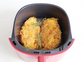 把鸡胸肉放入空气炸锅，剪2支迷迭香放在鸡胸肉上面，炸出来鸡排，特别香。如果空气炸锅干，可以涂抹一点油，再放鸡肉。