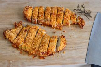 把香喷喷的炸鸡排取出，热乎乎，特别香。放入砧板，切块，太好了。