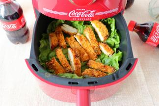 吃炸鸡排的时候，还可以根据自己喜欢的口味蘸酱吃哦，比如番茄酱、蒜蓉酱，蜂蜜酱、辣椒酱等。