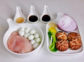 准备食材，鹌鹑蛋煮熟去皮。