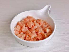 鸡胸肉切小丁。