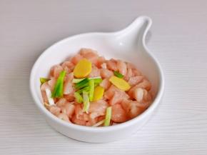 加切好的葱姜。