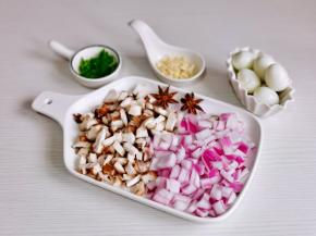 配菜洗净切丁。