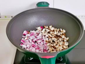 起油锅加洋葱香菇丁炒香。