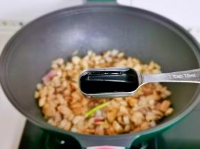 1勺老抽，按个人口味加入盐。