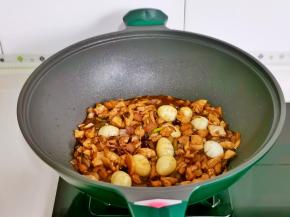 加入鹌鹑蛋翻炒。