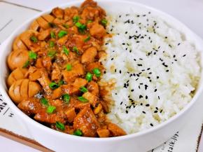 盛入米饭盘中，撒葱花，芝麻。