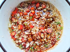 淋上热油，再加2勺生抽、2勺陈醋、1勺蚝油、半勺盐、半勺白糖搅拌均匀。