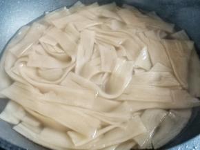 宽粉放入锅中煮熟，