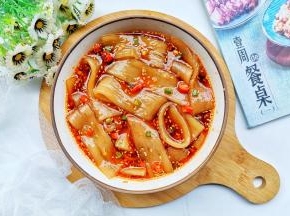 放入调好的酱汁中，加一勺煮宽粉的汤，搅拌均匀就可以吃了。
