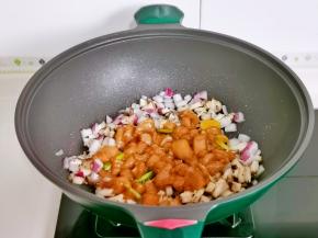 加入腌制好的鸡肉丁煸炒变色。