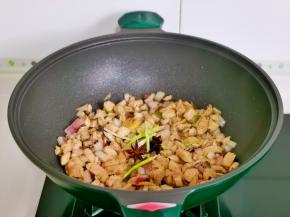 加入葱蒜，八角。