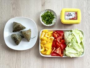 准备好食材，小葱切好，红椒和黄椒去籽切成三角小块，卷心菜洗净撕成小块。