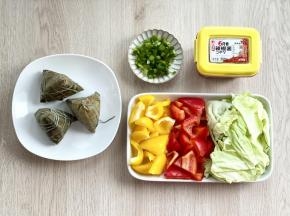 准备好食材，小葱切好，红椒和黄椒去籽切成三角小块，卷心菜洗净撕成小块。