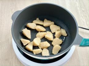 平底锅热油，下粽子块煎至金黄，盛出备用