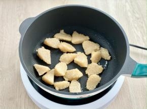 平底锅热油，下粽子块煎至金黄，盛出备用