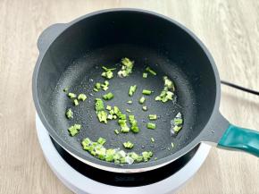 锅里留底油，下葱花爆香