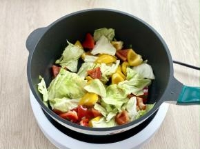 下入红椒、黄椒和卷心菜，翻炒