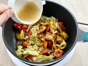 倒入高汤翻炒均匀