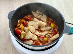 下入粽子块炒匀