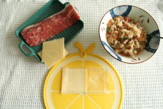 芝士片一切为二。