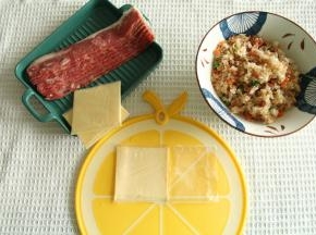 芝士片一切为二。