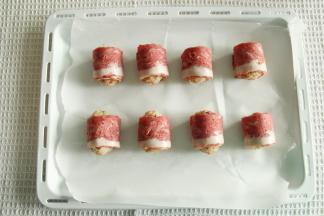 排入垫了油纸的烤盘中。