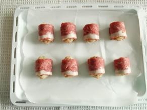 排入垫了油纸的烤盘中。