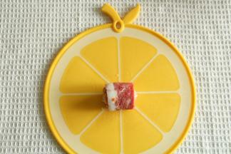 从下往上卷起。