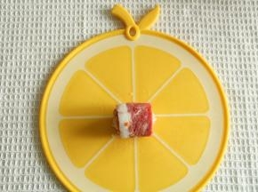 从下往上卷起。