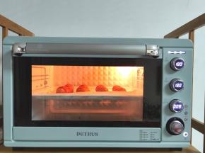 放入预热好的烤箱中层，上下180度，烤12-15分钟即可！