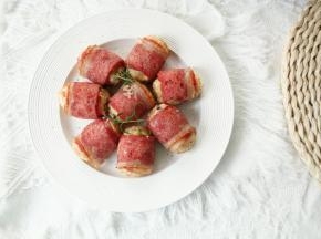 烤盘取出，摆盘，磨上适量黑胡椒，装饰迷迭香即可！