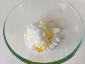 黄油提前拿出来软化，加入绵白糖。