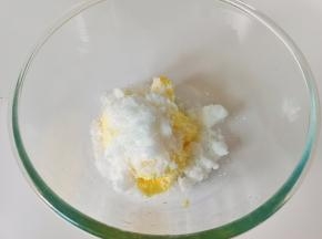 黄油提前拿出来软化，加入绵白糖。