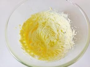 用打蛋器搅拌至颜色变浅。